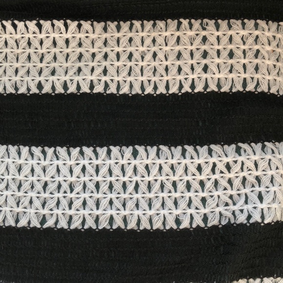 Black and white scarf - Picture 2 of 2